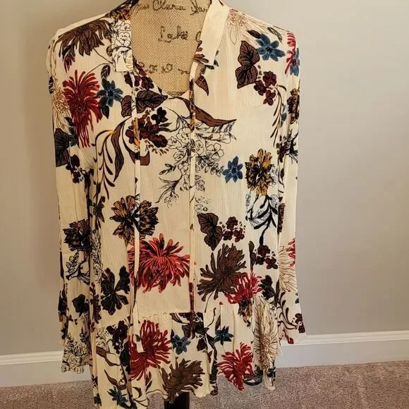 NWOT Easel floral top with tie - Picture 1 of 4